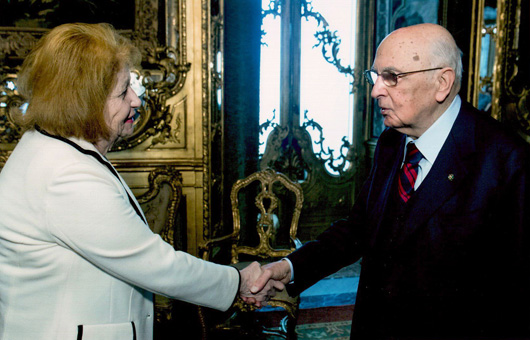 GIORGIO NAPOLITANO CONSEGNA LA TARGA RICORDO AL DIRETTIVO DEL TELEFONO ROSA