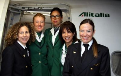 ALITALIA, UN QUIPAGGIO DI DONNE PER FESTEGGIARE IN VOLO L’8 MARZO