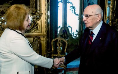 GIORGIO NAPOLITANO CONSEGNA LA TARGA RICORDO AL DIRETTIVO DEL TELEFONO ROSA